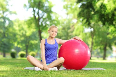 Pilates topu ile oturan kadın