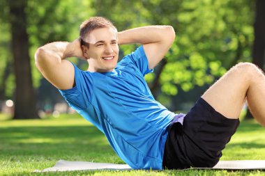 genç adam atlet bir parkta abs antreman