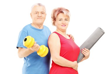 erkek ve kadın dumbbell ve mat