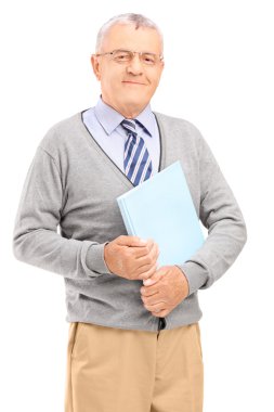 gülümseyen kıdemli adam kitap