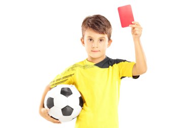 çocuğun futbol topu ve kırmızı kart tutan