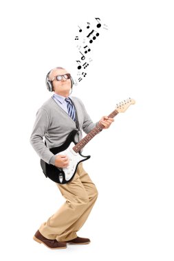 Orta yaşlı adam gitar çalmak