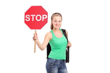trafik işareti stop tutan kadın