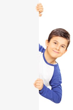 boş panel duran genç çocuk 