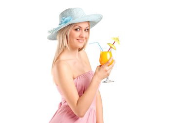sarışın bir kadın içki kokteyli