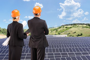 takım güneş panelleri inceleyerek mimarlar