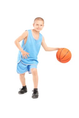 Basketbol oynayan çocuk