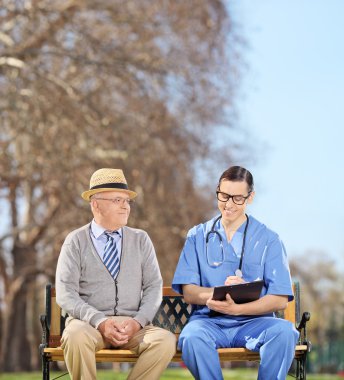 Doktor ile üst düzey parkta oturan