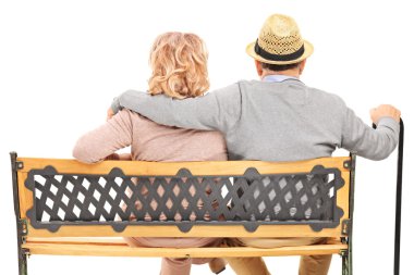 Bankta oturan yaşlı çift.