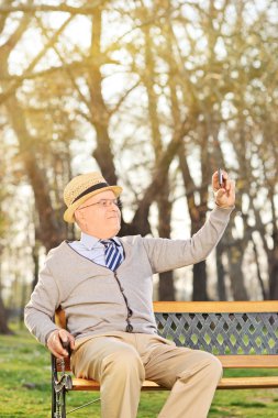 ihtiyar bir selfie bankta alarak