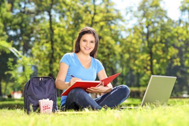 Kız öğrenci rahatlatıcı Park