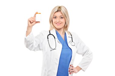 Doktor holding uyuşturucu şişe