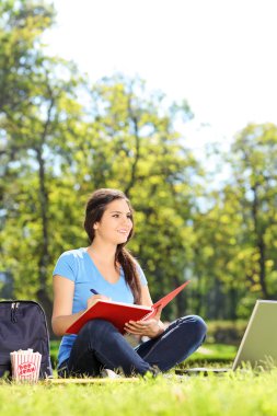 bir defterde yazılı erkek