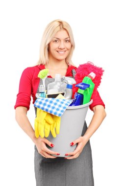 kadın süpürge ile temizlik malzemeleri