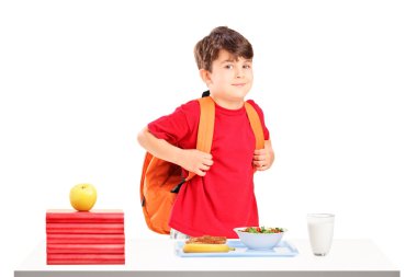 okul çocuğu yemek için hazırlanıyor