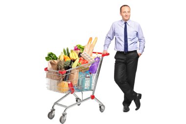 alışveriş sepeti yanındaki adam