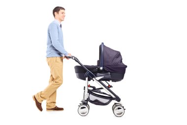 Babası iterek bebek arabası