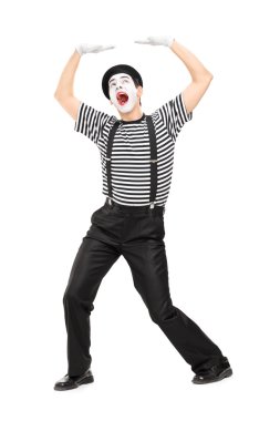 MIME sanatçı taklit bir şey taşıyan