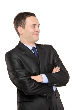 Siyah takım elbiseli gülümseyen adam