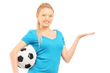 bir futbol topu tutan kadın