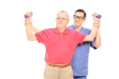 bir egzersiz için olgun adam gösterilen fizyoterapist 