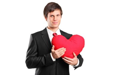hombre joven con un corazón rojo 