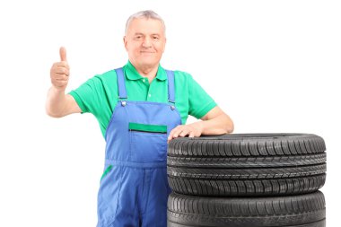 araba lastikleri üzerinde poz işçi