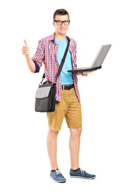 student z laptopa daje kciuk w