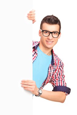 erkek beyaz panelin arkasında