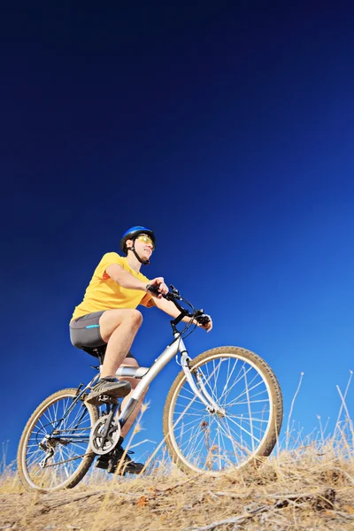 Männchen auf dem Fahrrad — Stockfoto