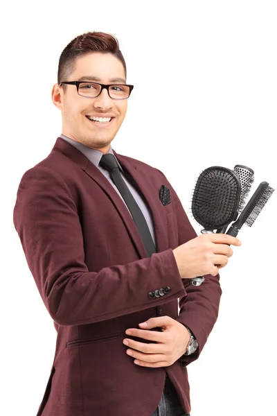 Cabelo masculino estilista segurando escovas — Fotografia de Stock