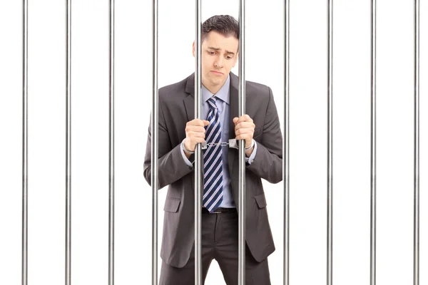 Бізнесмен позує у в'язниці — стокове фото