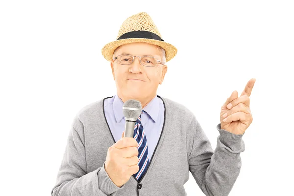 Senior herre anläggning mikrofon — Stockfoto