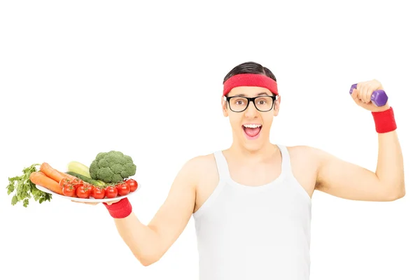 Nerd chico sosteniendo plato con verduras —  Fotos de Stock