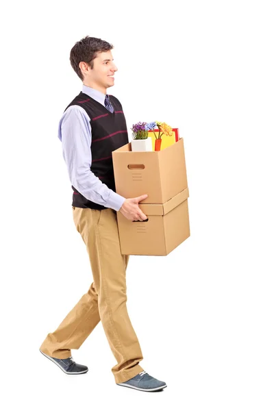 Homme marchant avec des boîtes — Photo