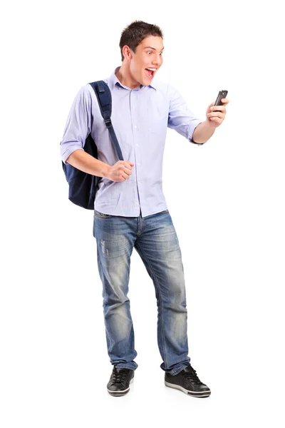 Человек смотрит на мобильный телефон — стоковое фото