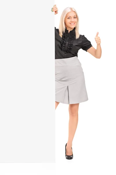 Vrouw achter paneel duim omhoog — Stockfoto