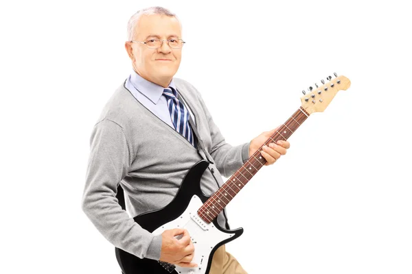 Sonriendo hombre mayor tocando la guitarra — Foto de Stock