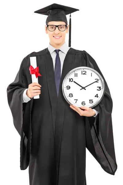Estudiante sosteniendo diploma y reloj —  Fotos de Stock