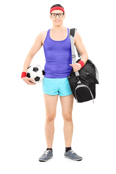 Спортсмен держит футбол — стоковое фото