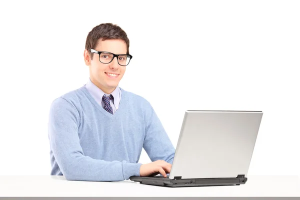 Улыбающийся мужчина работает на ноутбуке — стоковое фото