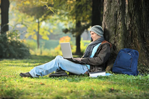 Man werkt op laptop — Stockfoto