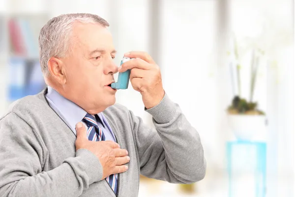 Man behandling av astma med inhalator — Stockfoto