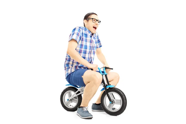 Männchen auf kleinem Fahrrad — Stockfoto