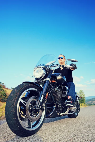 Biker ridning anpassade motorcykel — Stockfoto