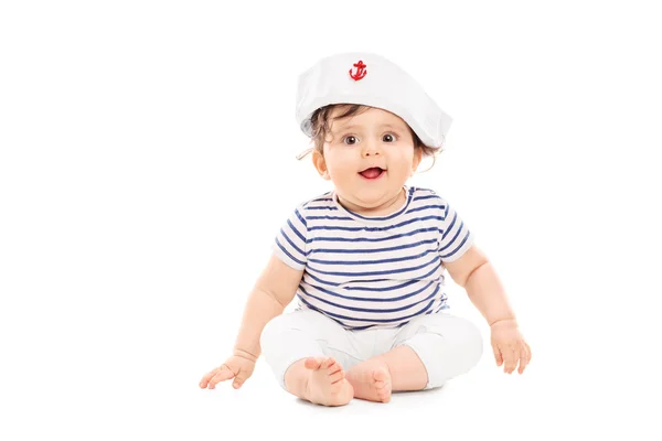 Babymeisje met hoed zeeman — Stockfoto