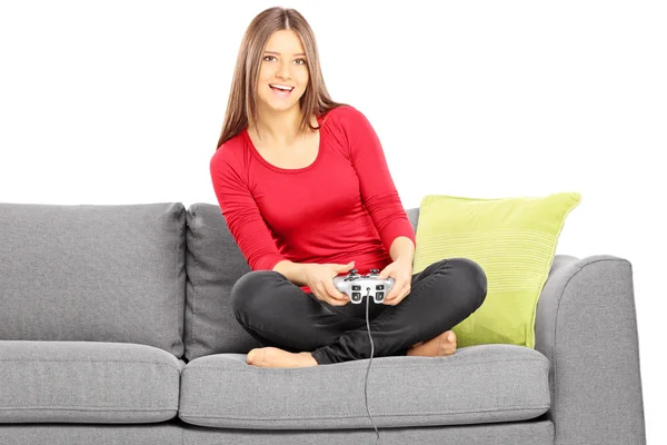 Feminino em um sofá e jogar videogame — Fotografia de Stock