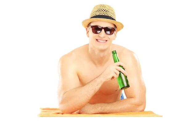 Chlap ležící na plážový ručník — Stock fotografie