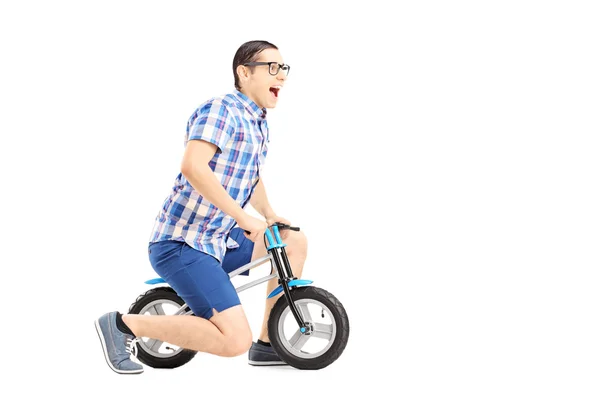 Хлопець їде на маленькому велосипеді — стокове фото