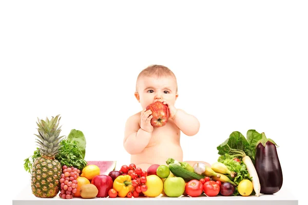 Kisfiú a gyümölcsök és zöldségek — Stock Fotó